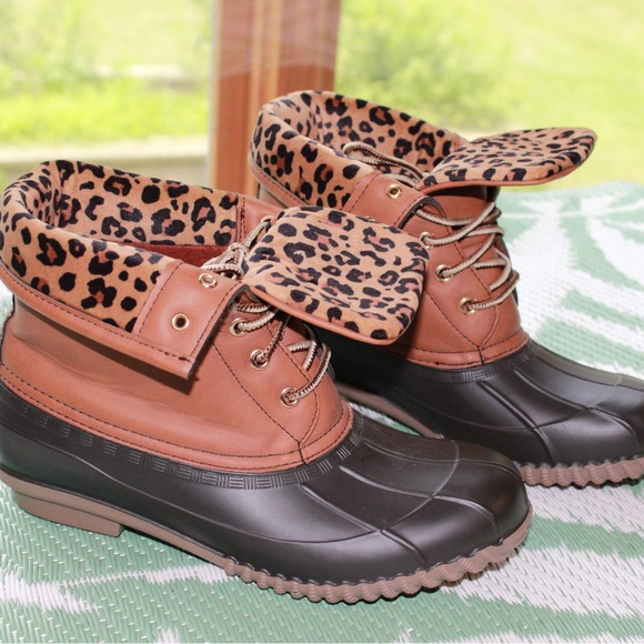 Boutique Cheetah Duck Boots. 8. - Picture 1 of 1